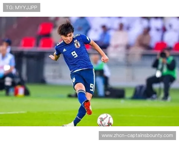 南野拓实法国杯受伤抬出场外,疑似遭遇严重膝伤